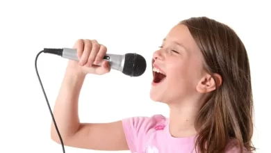 Girl singing with mic